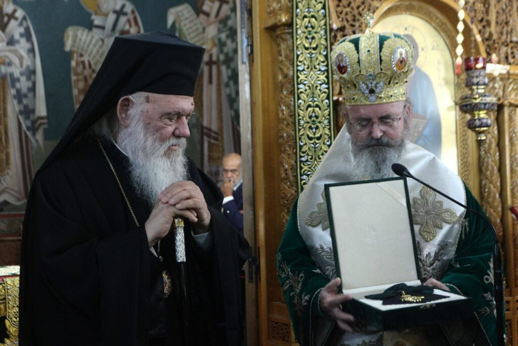 o-mitropolitis-peristeriou-parasimoforise-ton Ο Μητροπολίτης Περιστερίου παρασημοφόρησε τον Αρχιεπίσκοπο για την πολυετή προσφορά του στην Εκκλησία