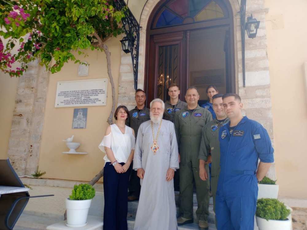 o-mitropolitis-sirou-sinantithike-me Ο Μητροπολίτης Σύρου συναντήθηκε με τη 384 Μοίρα Έρευνας Διάσωσης της Πολεμικής Αεροπορίας