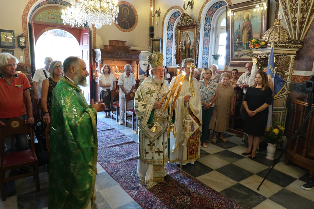 o-mitropolitis-sirou-ston-panigirizonta Ο Μητροπολίτης Σύρου στον πανηγυρίζοντα Ιερό Ναό Αγίων Αναργύρων στο Μάννα