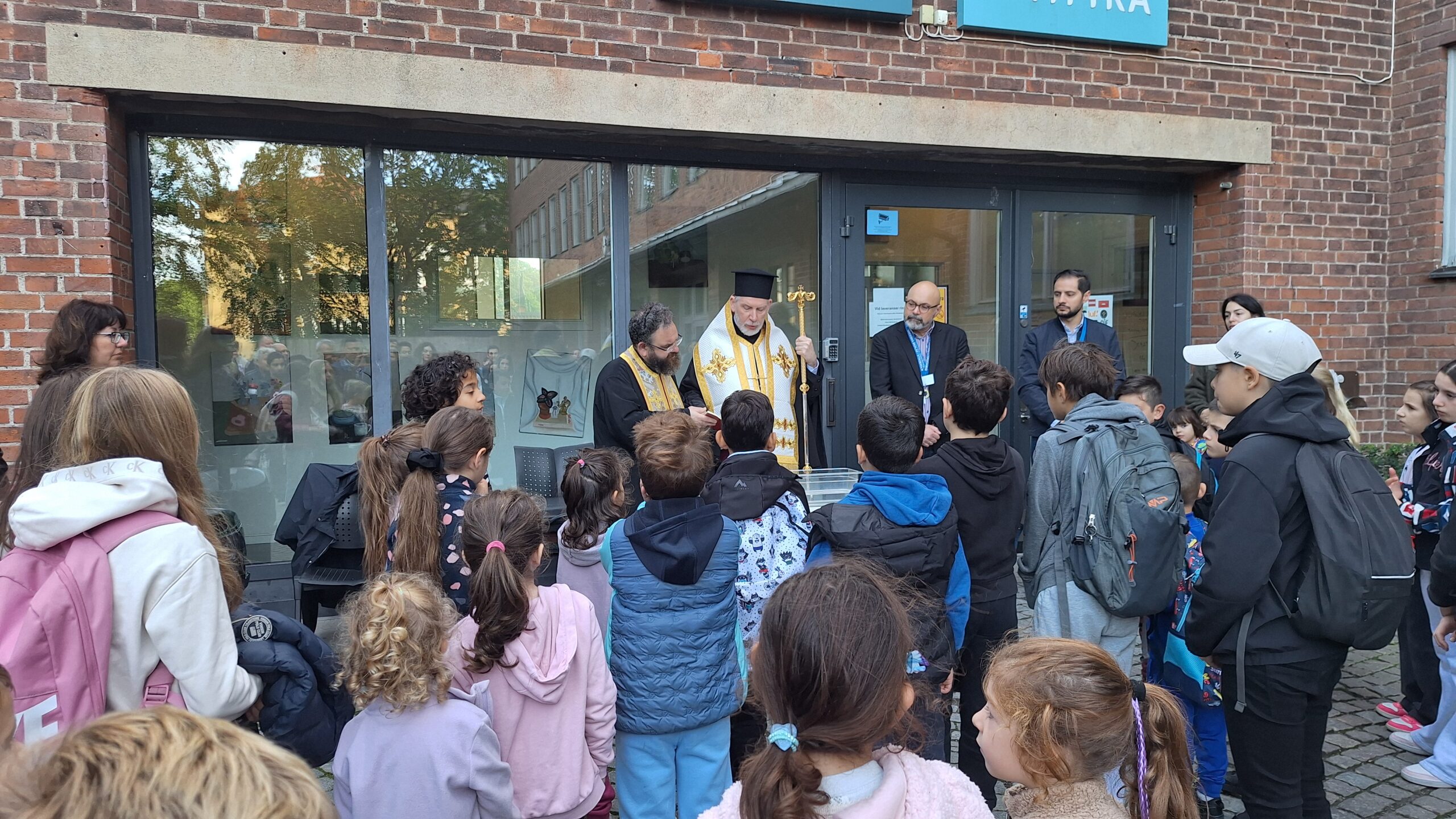 o-mitropolitis-souidias-telese-ton-1 Ο Μητροπολίτης Σουηδίας τέλεσε τον Αγιασμό στο Ελληνικό Σχολείο