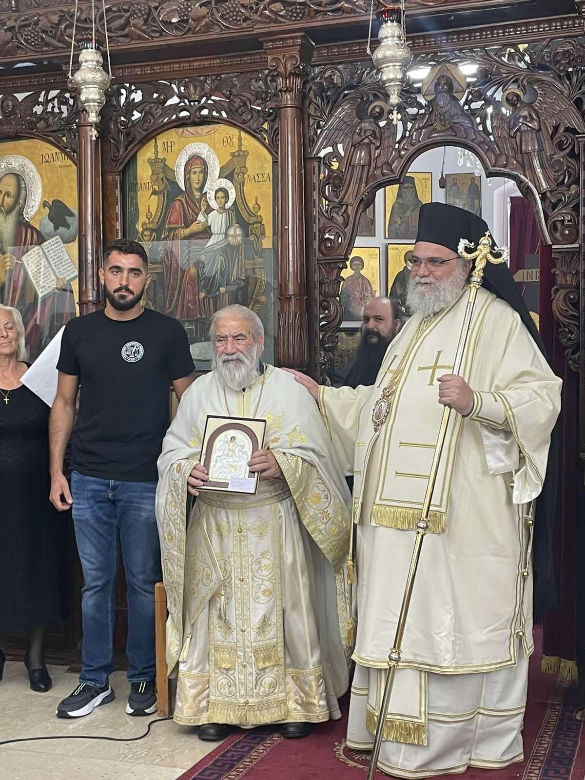 o-mitropolitis-tamasou-timise-ton-1 Ο Μητροπολίτης Ταμασού τίμησε τον π. Γεώργιο Κωνσταντίνου για την πεντηκονταετή προσφορά του