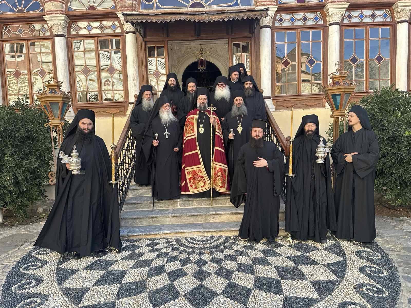 o-mitropolitis-thiras-sto-Άgion Ο Μητροπολίτης Θήρας στο Άγιον Όρος για την εορτή της Υψώσεως του Τιμίου Σταυρού