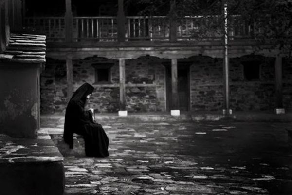 Ο μοναχός που προσευχόταν με λυγμούς στο Άγιον Όρος (Βίντεο)