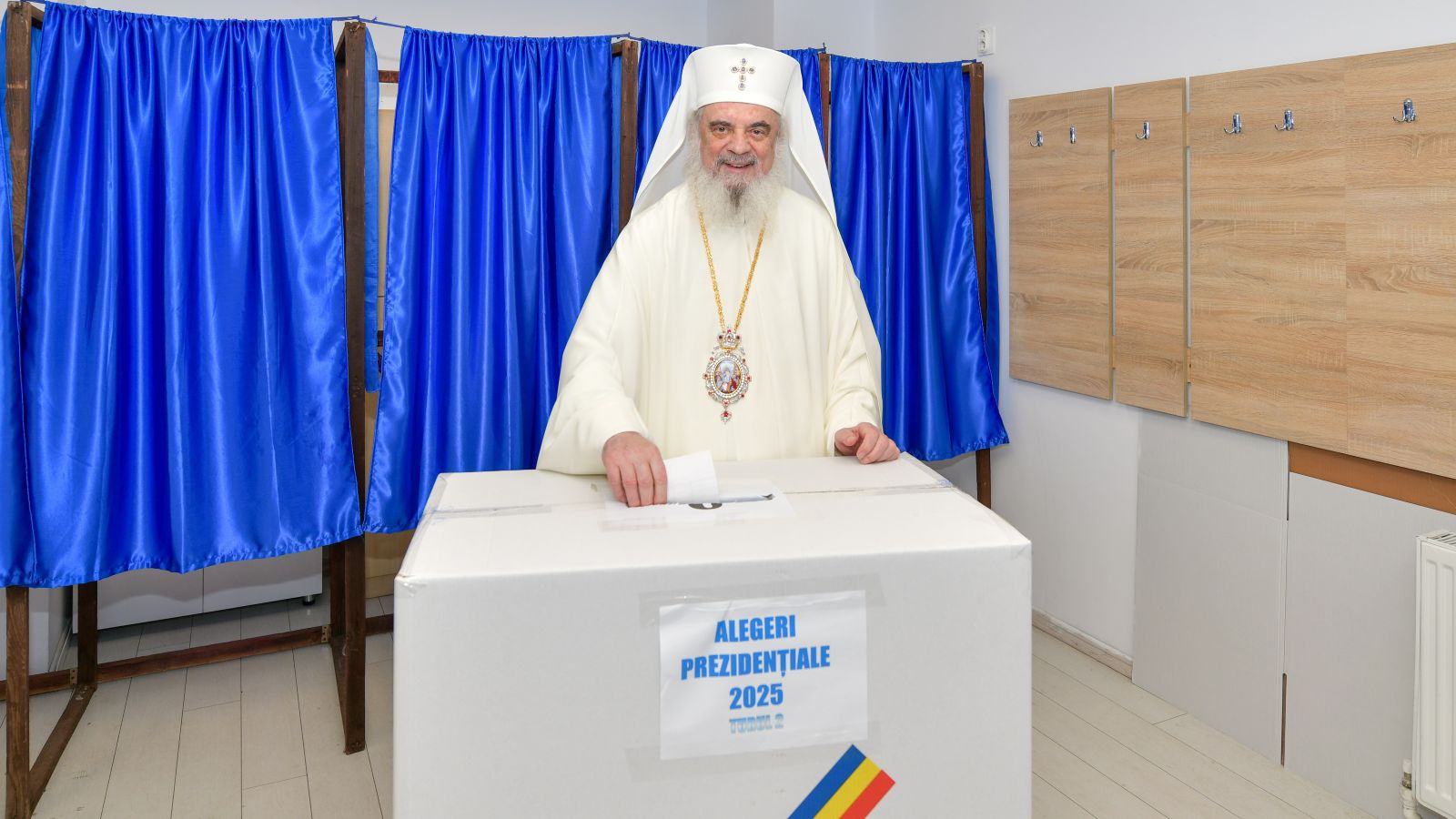 o-patriarchis-roumanias-askise-to Ο Πατριάρχης Ρουμανίας άσκησε το εκλογικό του δικαίωμα στον Β΄ γύρο των Προεδρικών εκλογών