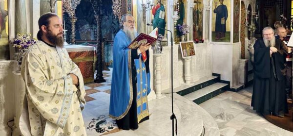 o-sevasmiotatos-chorostatise-stin-paraklisi Ο Σεβασμιώτατος χοροστάτησε στην Παράκληση της Παναγίας στον Ιερό Ναό Αγίων Κωνσταντίνου και Ελένης Λαρίσης