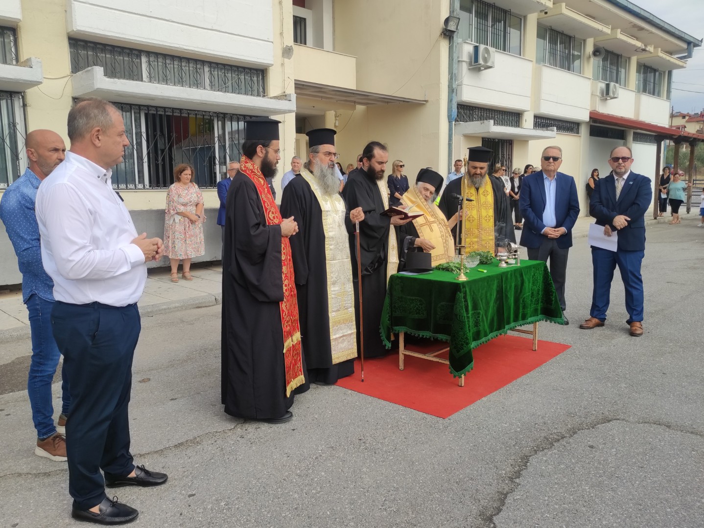 onomatodosia-ke-Αgiasmos-tou-8ou Ονοματοδοσία και Αγιασμός του 8ου Δημοτικού Σχολείου Γιαννιτσών από τον Μητροπολίτη Εδέσσης