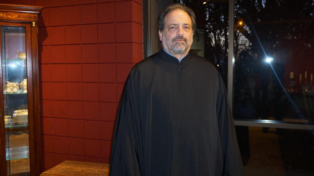 orthodoxos-iereas-pantrevete-defteri-fora