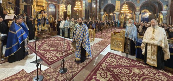 pater-nikolae-i-mirothiki-ton «Πάτερ Νικόλαε, η μυροθήκη των λειψάνων σου, τα Μύρα πολιουχεί…»