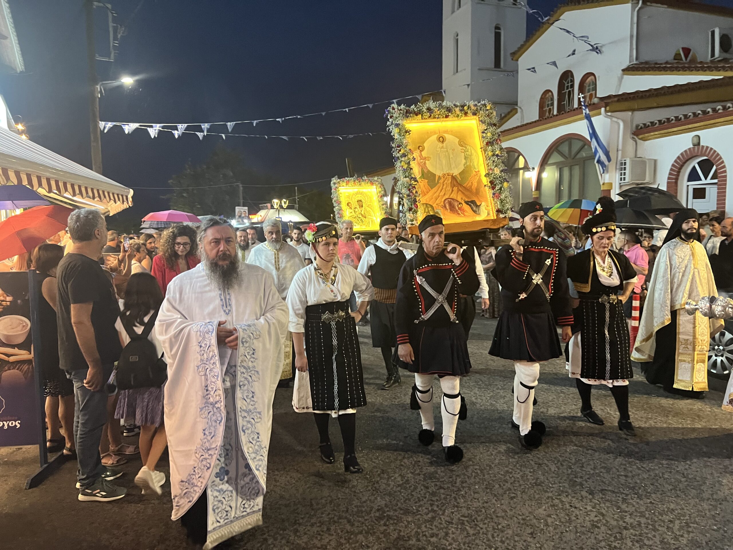 pieriΑ-me-ipia-psichala-i ΠΙΕΡΙΑ: Με ήπια ψιχάλα η λιτανεία στον πανηγυρίζοντα Πλαταμώνα – Πλήθος κόσμου στη Μεταμόρφωση του Σωτήρος υπό του μητροπολίτη