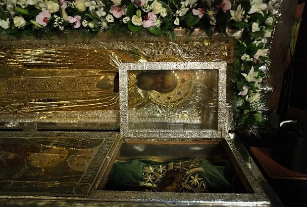 Πήγαινε και πες στον Ηγούμενο της Λαύρας, γιατί μ’ αφήνουν τόσον καιρό στον τάφο, ανάμεσα στα νερά;(Όσιος Σέργιος του Ράντονεζ)