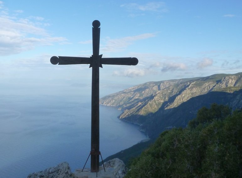 piso-apo-kathe-stavro-krivete Πίσω από κάθε σταυρό κρύβεται ευλογία