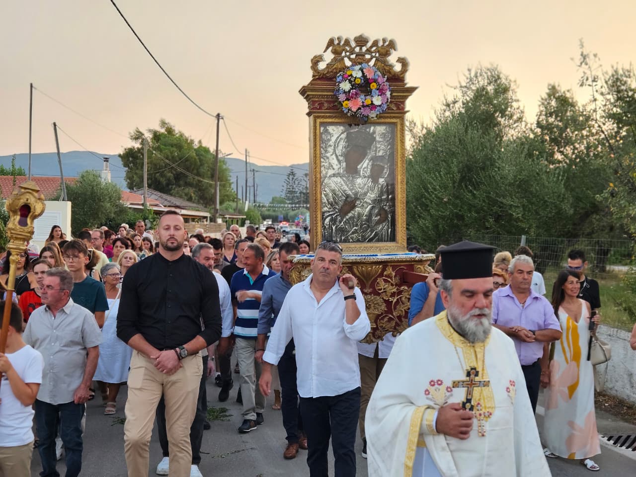 Πλήθος πιστών στη λιτάνευση του Επιταφίου της Παναγίας στα Λεΐκα