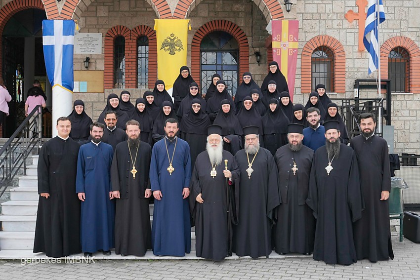 proskinimatiki-episkepsi-roumanon-monachon-stin