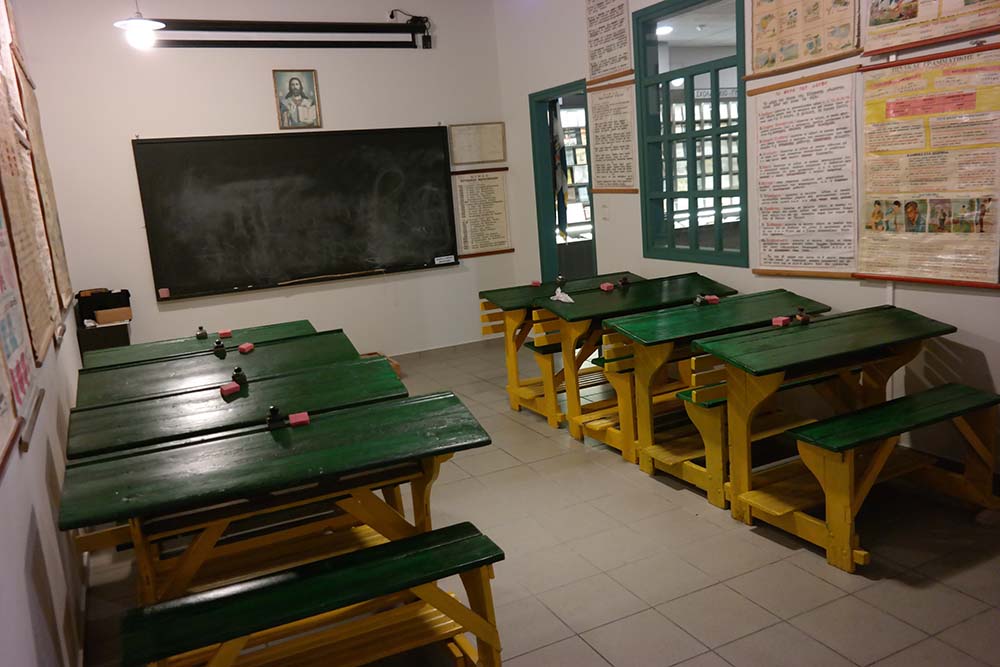 room2 Και μοσχοβολά η αίθουσα, μπαρούτι και λιβάνι…