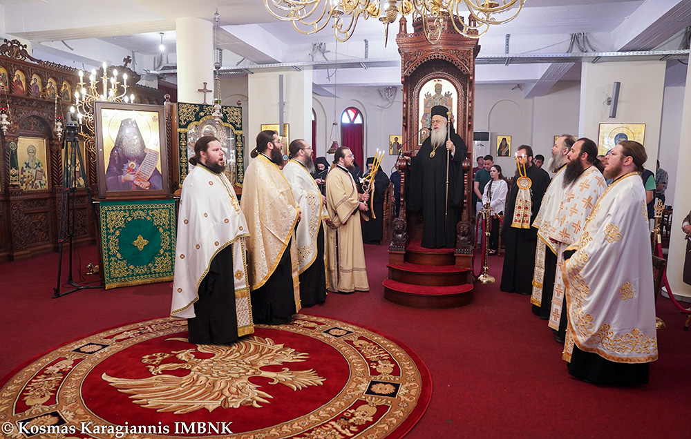 sigkinisi-ke-evlavia-ston-Άgio Συγκίνηση και ευλάβεια στον Άγιο Λουκά, στην Παναγία Δοβρά – Συνεχίζεται η προσκύνηση της Τιμίας Χειρός του Αγίου Χαραλάμπους