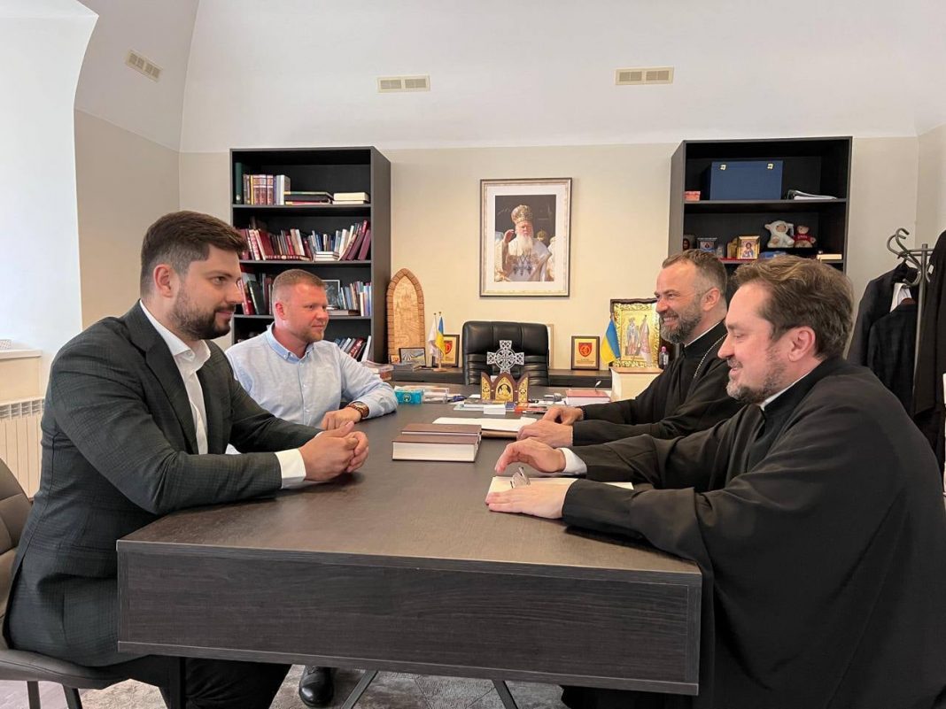 sinantisi-oukranou-voulefti-me-episkopo Συνάντηση Ουκρανού Βουλευτή με Επίσκοπο Κομάνων και Μητροπολίτη των εν Καναδά ουκρανοφώνων Κοινοτήτων