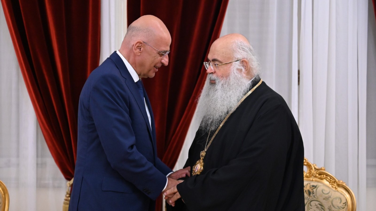 sinantisi-tou-Αrchiepiskopou-kiprou-me Συνάντηση του Αρχιεπισκόπου Κύπρου με τον Νίκο Δένδια