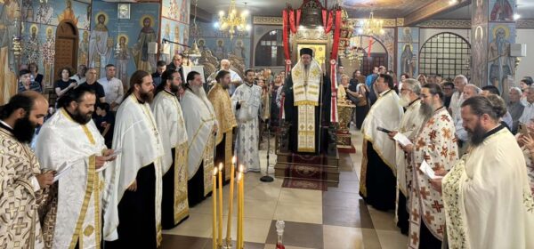 «Σοφία προσπέσωμεν, αδελφοί, Ελπίδι και Πίστει και Αγάπη…».