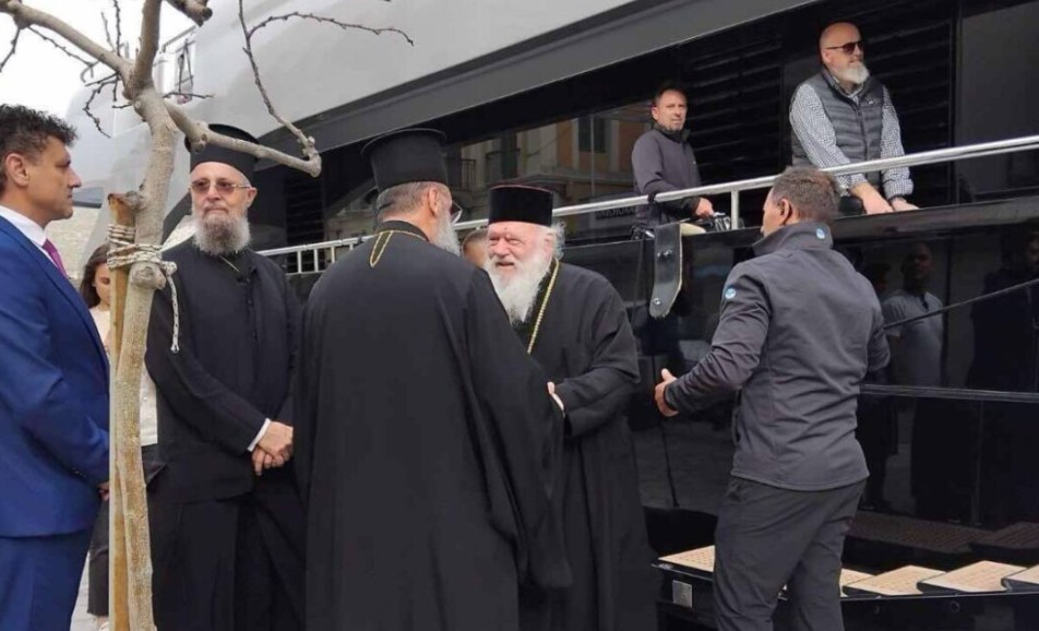 sti-simi-eftase-o-Αrchiepiskopos Στη Σύμη έφτασε ο Αρχιεπίσκοπος Ιερώνυμος για την τέλεση βάπτισης