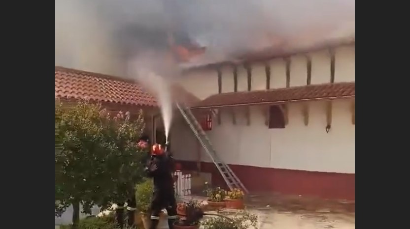 stis-floges-tilichthike-i-iera Στις φλόγες τυλίχθηκε η Ιερά Μονή Αγίου Νικολάου στον Μπάλα