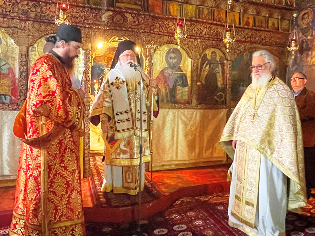 sto-kastri-Αgias-litourgise-o