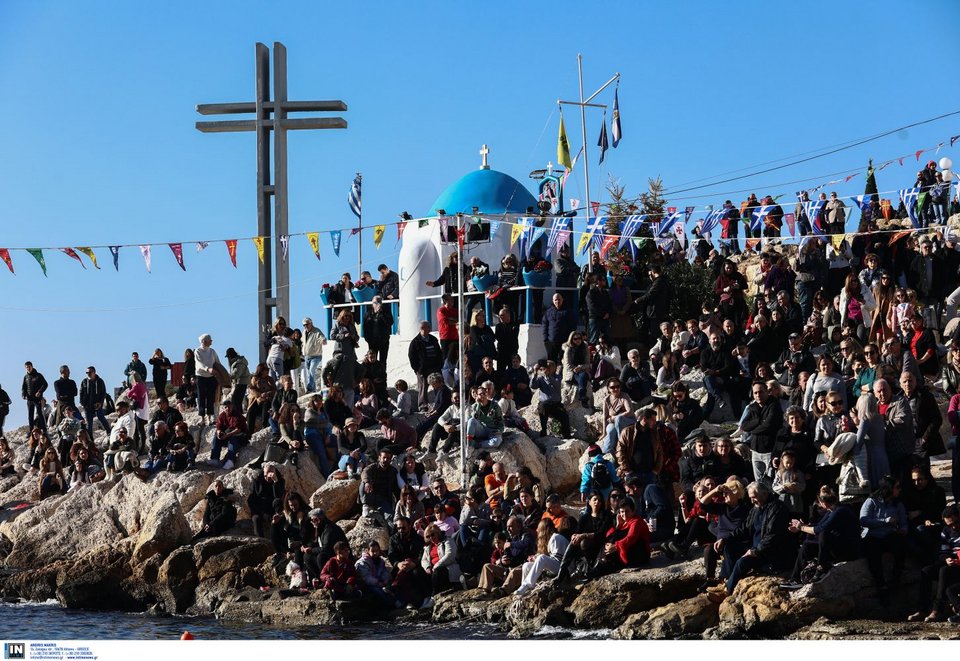 theofania-plithos-kosmou-ston-grafiko Θεοφάνια: Πλήθος κόσμου στον γραφικό Όρμο Αφροδίτης στην Πειραϊκή -Δείτε εικόνες και βίντεο