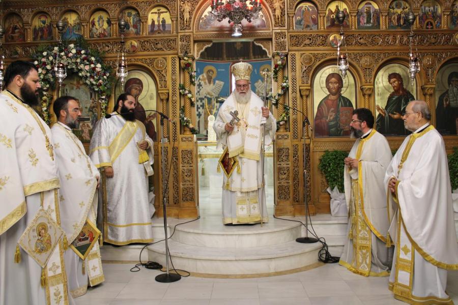 thia-litourgia-apo-ton-mitropoliti Θεία Λειτουργία από τον Μητροπολίτη Ιλίου για την Κοίμηση της Θεοτόκου στην Πετρούπολη