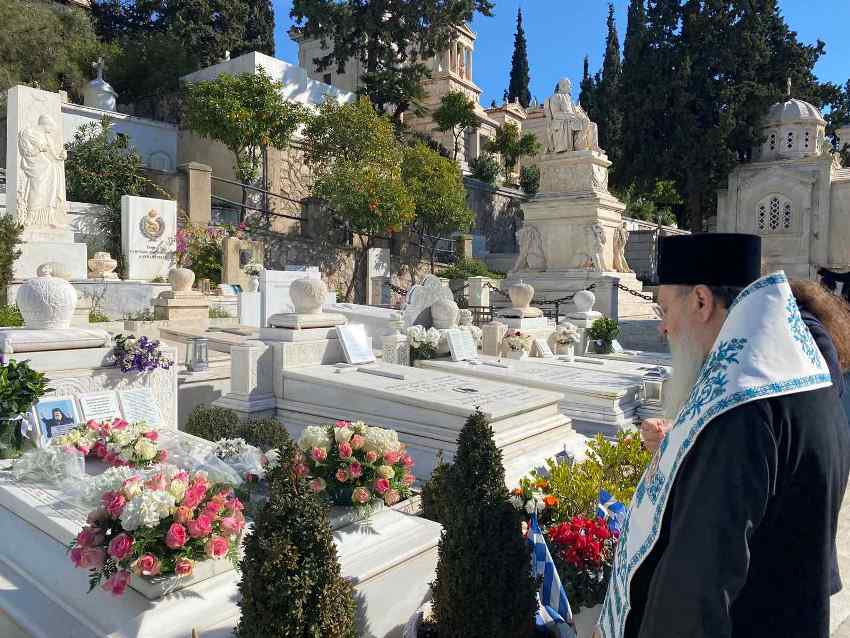Τρισάγιο επί του τάφου του Μακαριστού Αρχιεπισκόπου  Χριστοδούλου από τον Σεβ. Μητροπολίτη Κορίνθου Διονύσιο