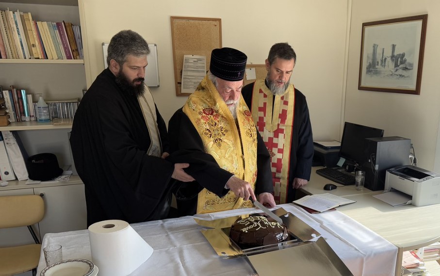ti-vasilopita-ton-ipallilon-tis Τη βασιλόπιτα των υπαλλήλων της Δημόσιας Βιβλιοθήκης Ελευθερούπολης ευλόγησε ο Μητροπολίτης Χρυσόστομος