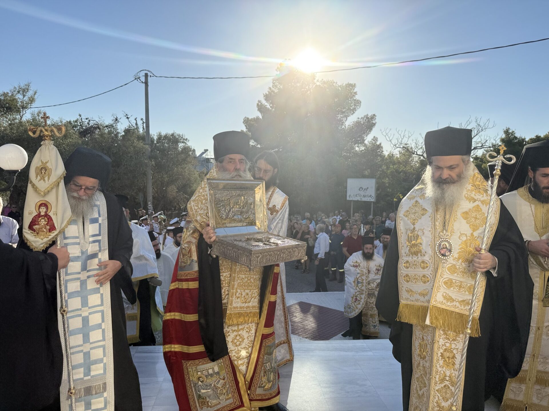 timio-xilo-ke-Άrrafos-chitonas Τίμιο Ξύλο και Άρραφος Χιτώνας του Κυρίου μας στην Ι. Μητρόπολη Πειραιώς