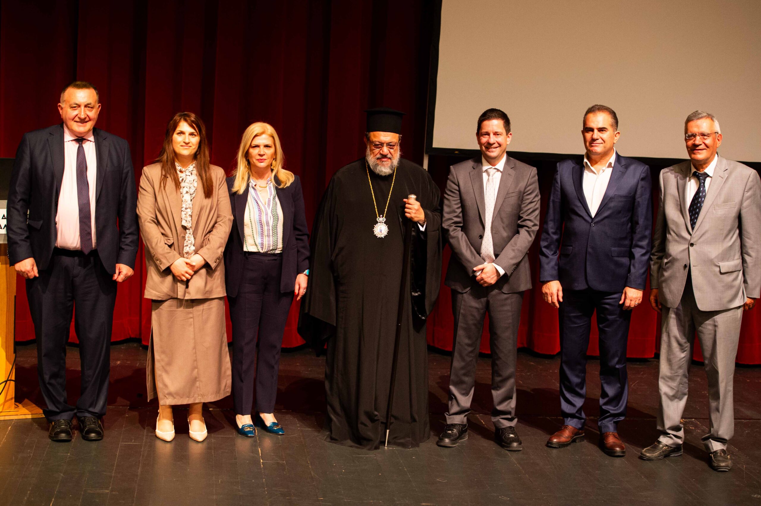 timitiki-diakrisi-ston-pritani-tou Τιμητική διάκριση στον Πρύτανη του ΕΚΠΑ από την Ιερά Μητρόπολη Μεσσηνίας