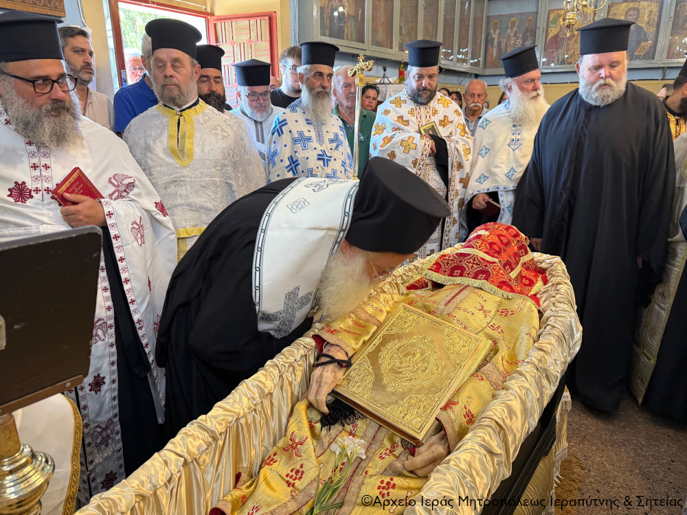 tin-exodio-Αkolouthia-tou-makaristou Την Εξόδιο Ακολουθία του μακαριστού ιερέως Πέτρου Καλύβα τέλεσε ο Μητροπολίτης Ιεραπύτνης