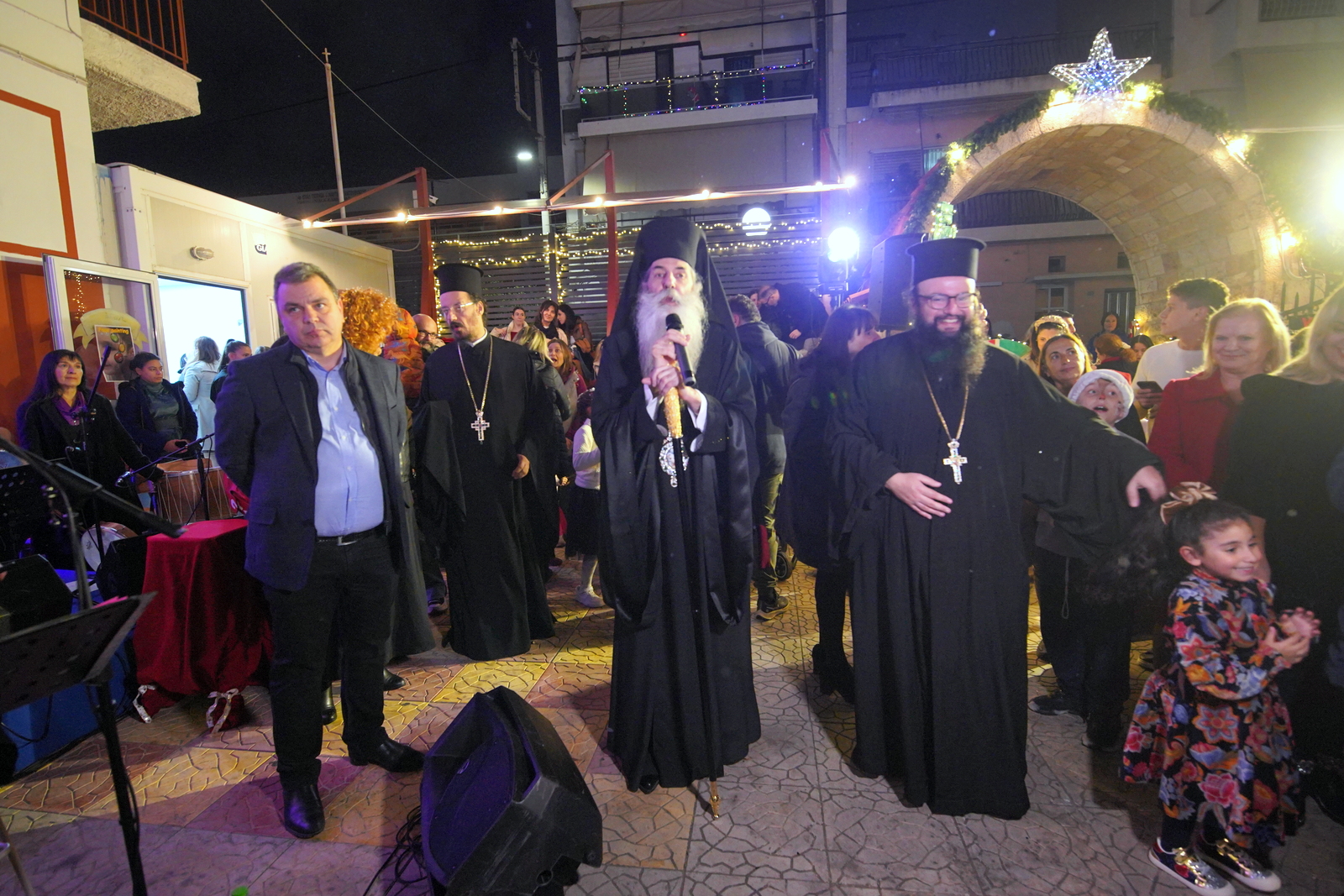to-christougenniatiko-dentro-ton-ekpedeftirion Το Χριστουγεννιάτικο δέντρο των Εκπαιδευτηρίων άναψε ο Μητροπολίτης Πειραιώς