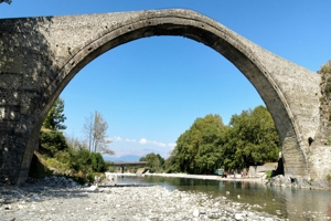 to-gefiri-tis-konitsas-ena