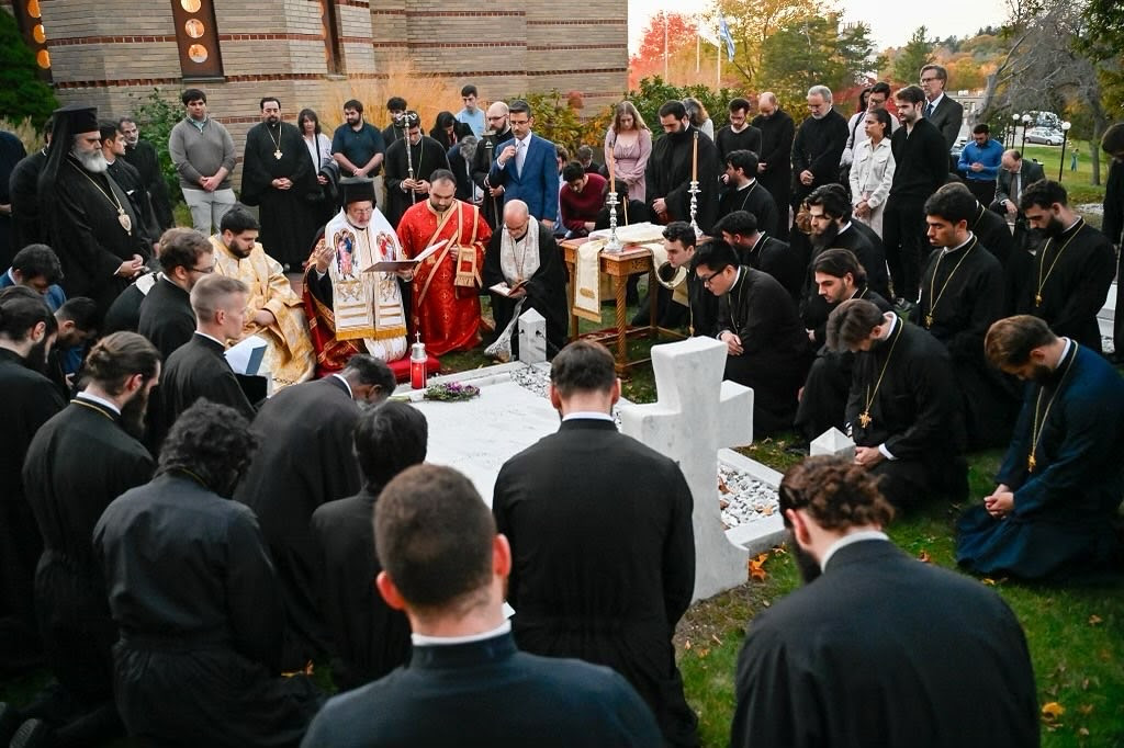 trisagio-ston-tafo-tou-makaristou Τρισάγιο στον τάφο του μακαριστού Αρχιεπισκόπου Αμερικής Ιακώβου τέλεσε ο Ελπιδοφόρος