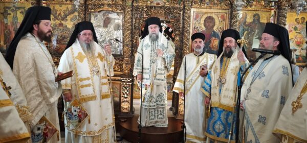 trisarchieratiko-sillitourgo-ke-iera-mnimosina Τρισαρχιερατικό Συλλείτουργο και Ιερά Μνημόσυνα στη Μύκονο.