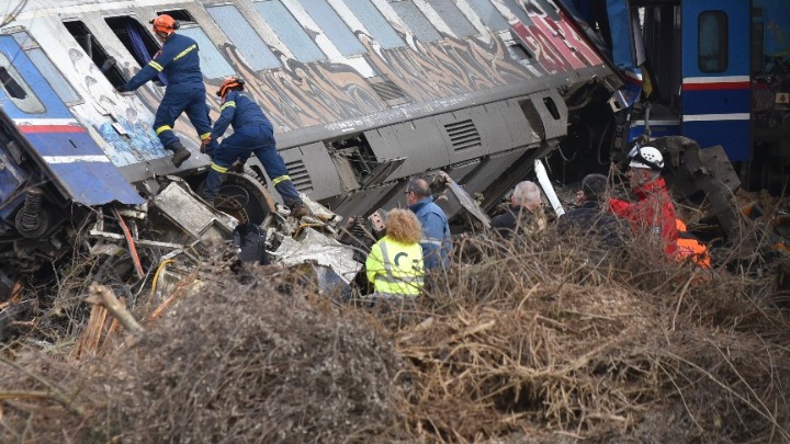 Στους 57 οι επιβεβαιωμένοι νεκροί από το σιδηροδρομικό δυστύχημα στα Τέμπη