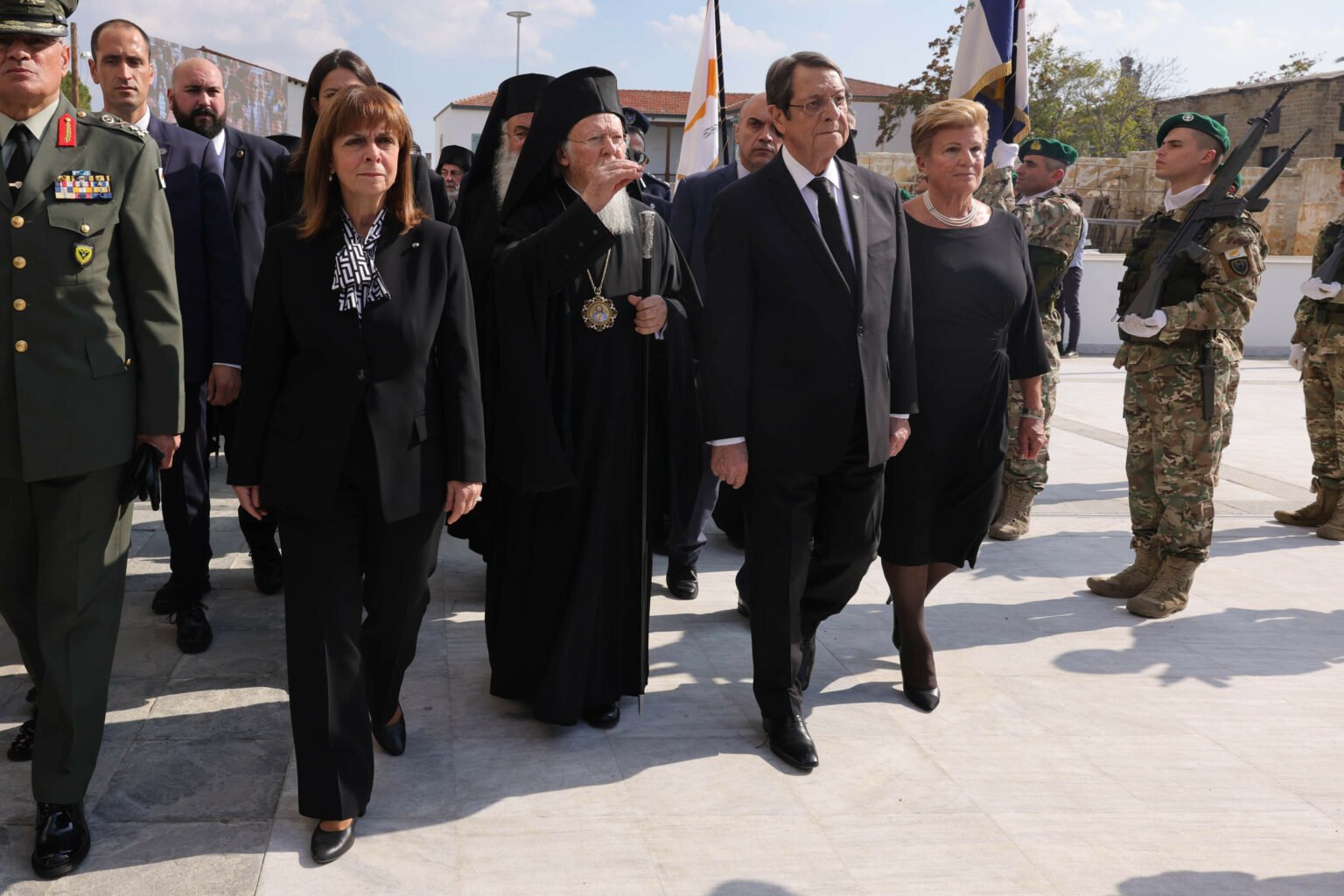 Γεμάτος μηνύματα ο αποχαιρετισμός της ΠτΔ στον μακαριστό Κύπρου Χρυσόστομο