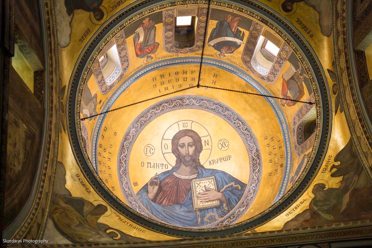 xekinoun-i-neanikes-sintrofies-ston