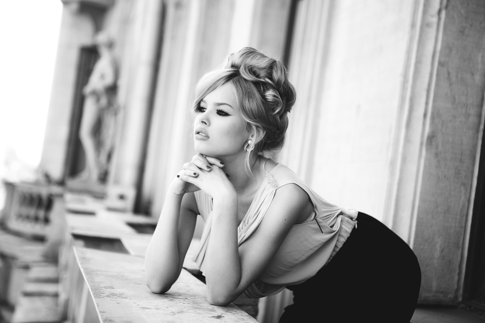 Bardot-bangs-i-afelies-tis