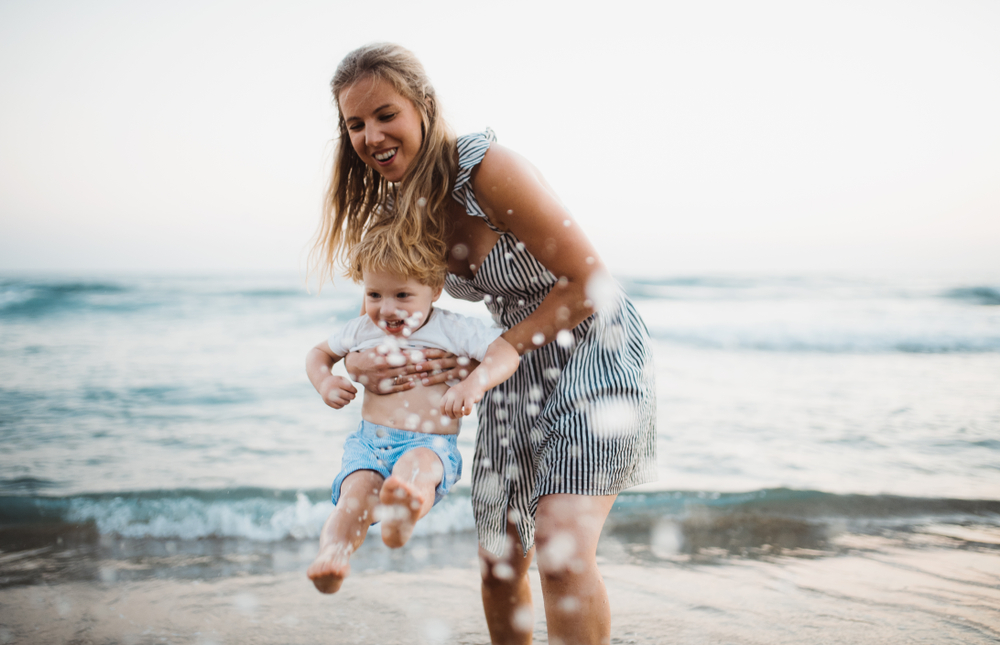 Beach-hacks-για-μαμάδες-10-πράγματα-που-θα-σε-σώσουν-στην-παραλία