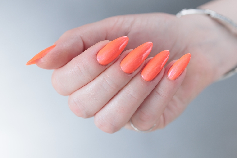 Cajun-Chrome-to-trendy-chroma Cajun Chrome: Το trendy χρώμα νυχιών με εκτυφλωτική λάμψη