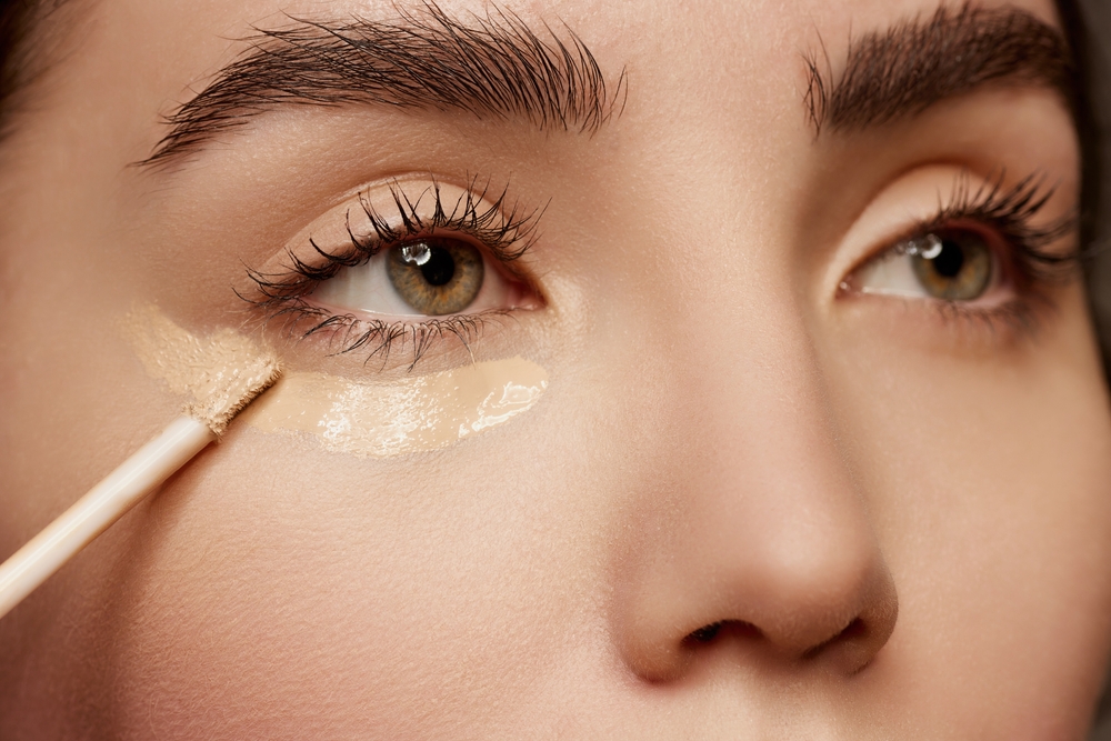 Concealer-pos-na-to-efarmosete Concealer: Πώς να το εφαρμόσετε εάν έχετε βαθουλωτά μάτια