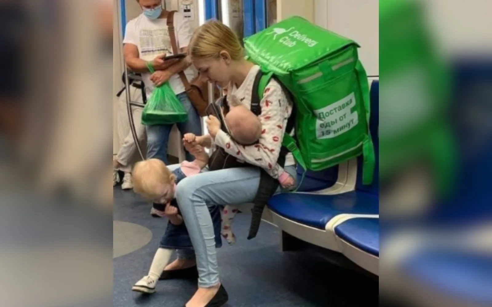 Courier-Mama-i-neari-pou “Courier Mama”: Η νεαρή που έγινε σύμβολο αφοσίωσης και δύναμης για τα παιδιά της
