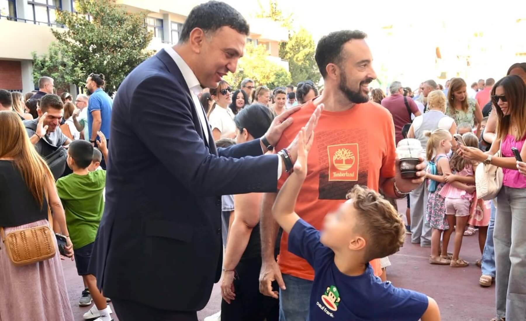 divvasilis-kikilias-sto-scholio-ton Βασίλης Κικίλιας: Στο σχολείο των παιδικών του χρόνων: «Ως πατέρας ενός παιδιού 4,5 ετών, ξέρω καλά..”