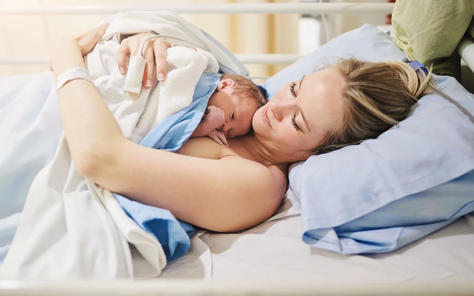epafi-derma-–-derma-mamas Επαφή δέρμα – δέρμα μαμάς και νεογνού: Τι αποκαλύπτει έρευνα – έκπληξη για τα οφέλη της