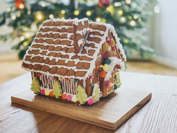 Gingerbread-house-pos-na-to Gingerbread house: Πώς να το φτιάξουμε με τα παιδιά βήμα- βήμα