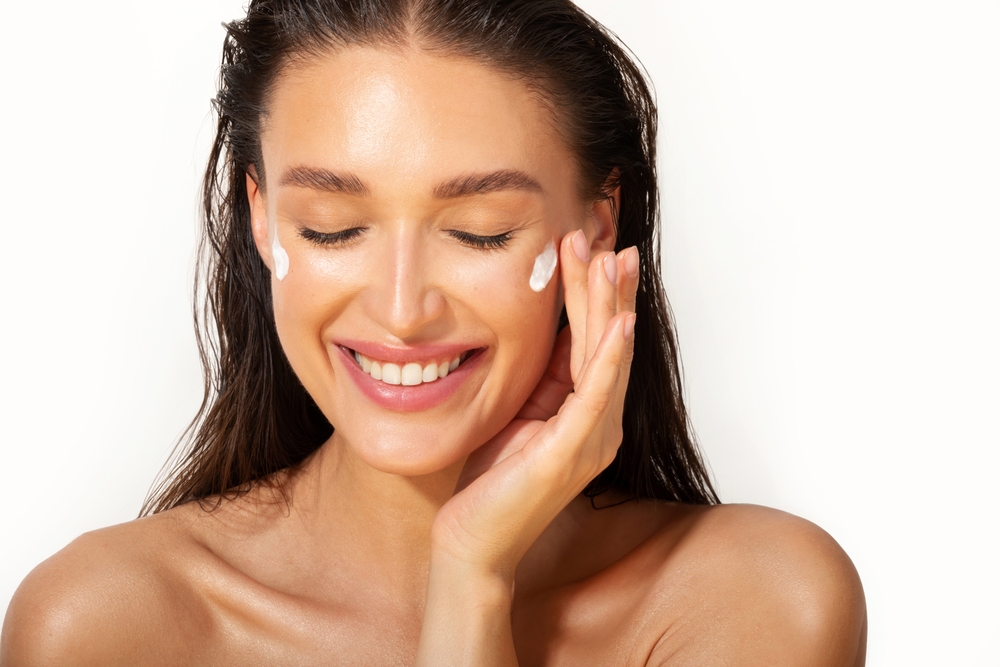 Η skincare ρουτίνα που «ζητάει» η επιδερμίδα σας το φθινόπωρο