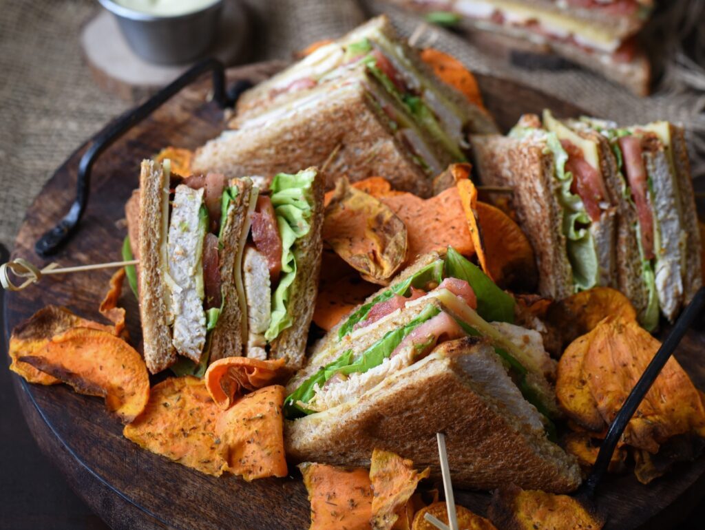 igiino-club-sandwich-me-kotopoulo