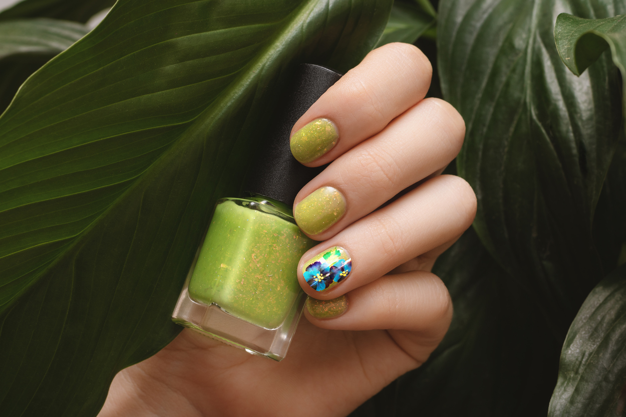 mini-aftokollita-nichion-to-nail